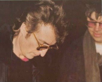 John Lennon dando un autografo a su asesino